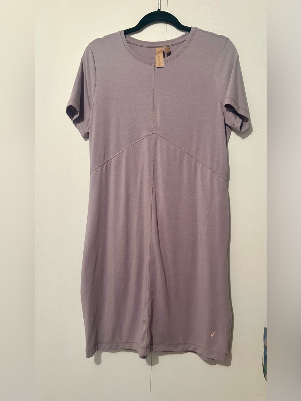 Midi T-Shirt Dress in Dusty Lavender Large- Robe de randonnée et voyage Indyeva